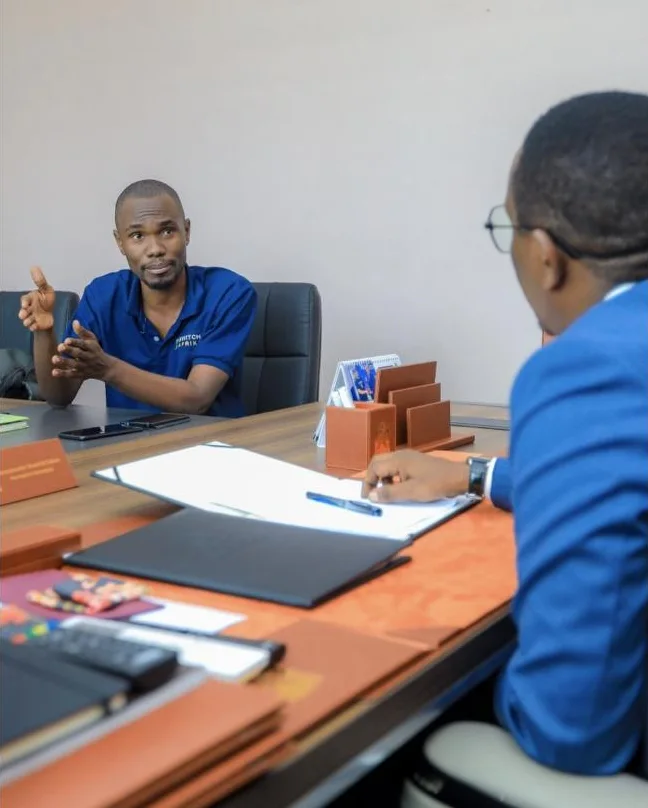 Akimsikiliza Raymond, kijana mbunifu aliyetengeneza mita ya kupima gesi ya nyumbani.